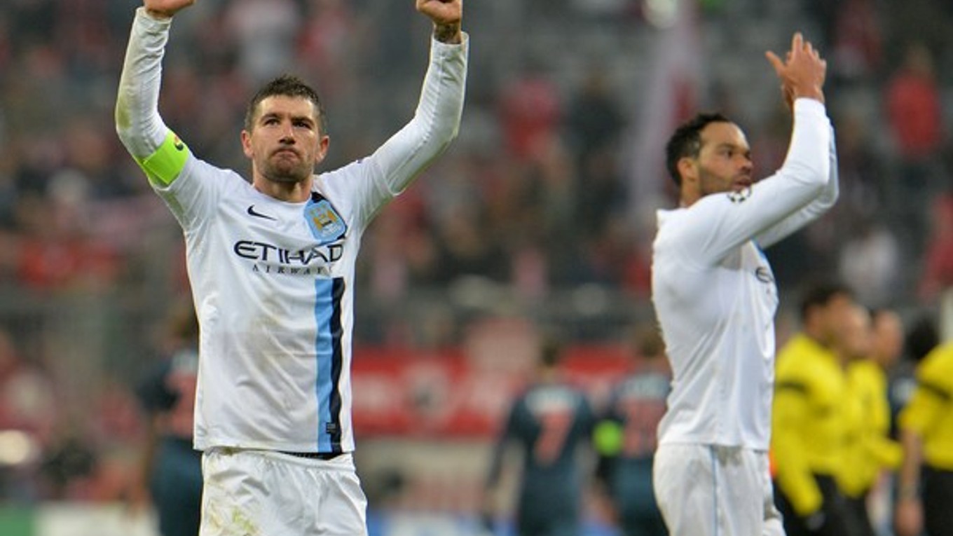 Hráč City Aleksandar Kolarov (vľavo) oslavuje triumf v Mníchove.