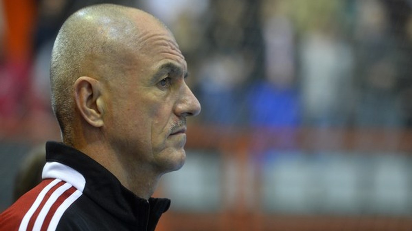 Tréner Zoltán Heister sleduje svojich zverencov v kvalifikačnom zápase Slovensko - Cyprus.