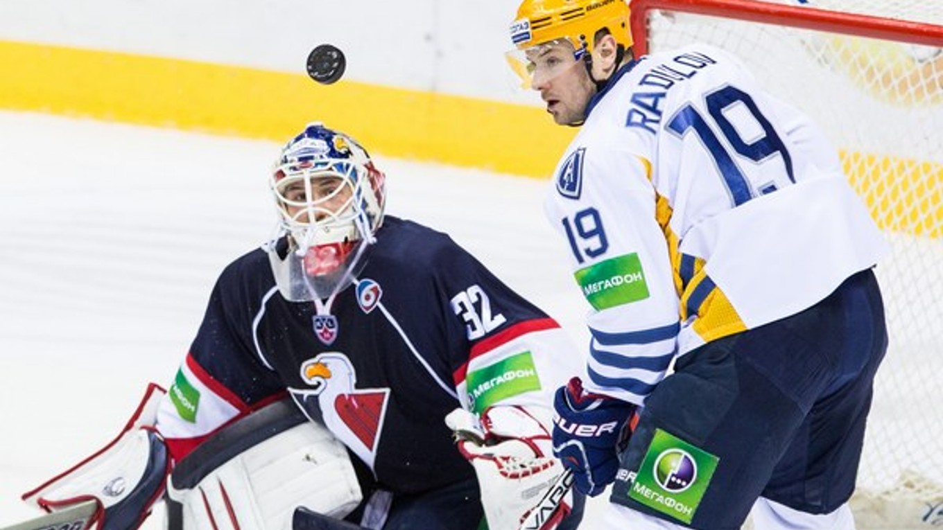 Brankár Jaroslav Janus sa ukázal a jeho zákrok neušiel ani zostavovate%lom rebríčka najkrašjích momentov KHL.