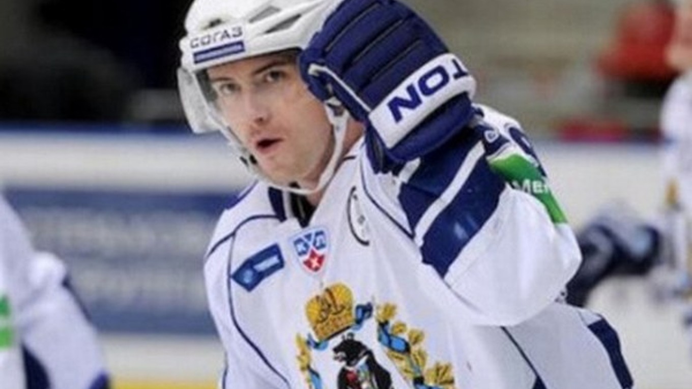 S klubom chcú pre chýbajúce financie rozviazať kontrakty aj Alexej Murygin a Jan Muršak. Na fotke je český hokejista Jakub Petružálek.