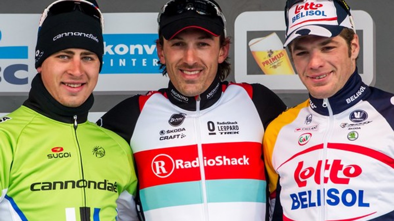 Víťaz Fabian Cancellara (v strede) pózuje s druhým Petrom Saganom (vľavo) a tretím Belgičanom Jurgenom Roelandtsom po pretekoch Okolo Flámska v marci.