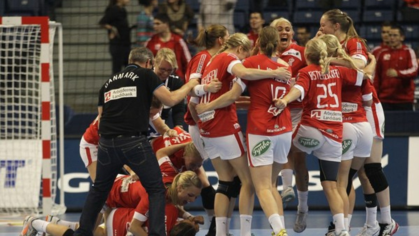 Dánske hádzanárky sa radujú po víťazstve nad Čiernou Horou v osemfinálom zápase majstrovstiev sveta v hádzanej žien v Belehrade.
