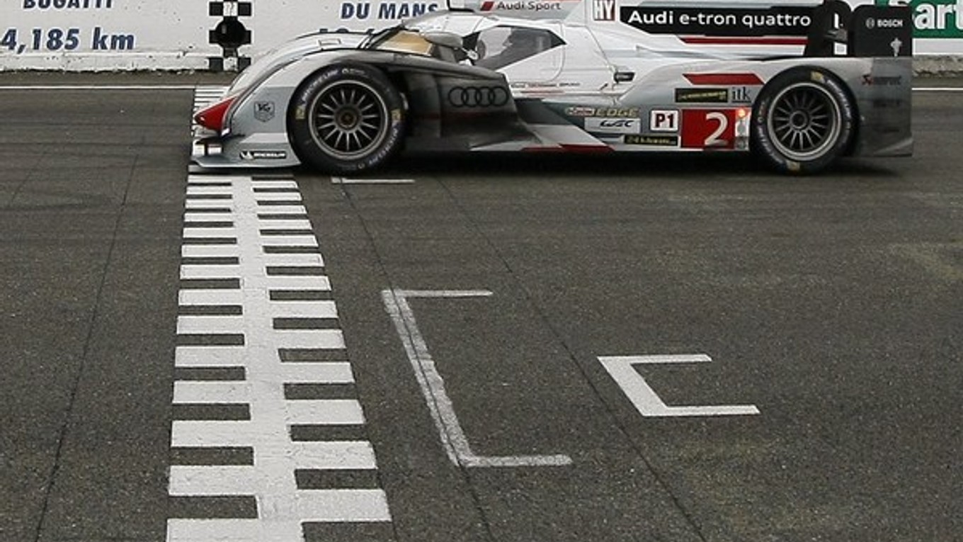 Víťazmi posledných pretekov 24 hodín Le Mans, poznačených smrťou dánskeho jazdca Allana Simonsena, sa po 348 kolách stala posádka Audi Tom Kristensen (Dán.), Allan McNish (V.Brit.) a Loic Duval (Fr.).