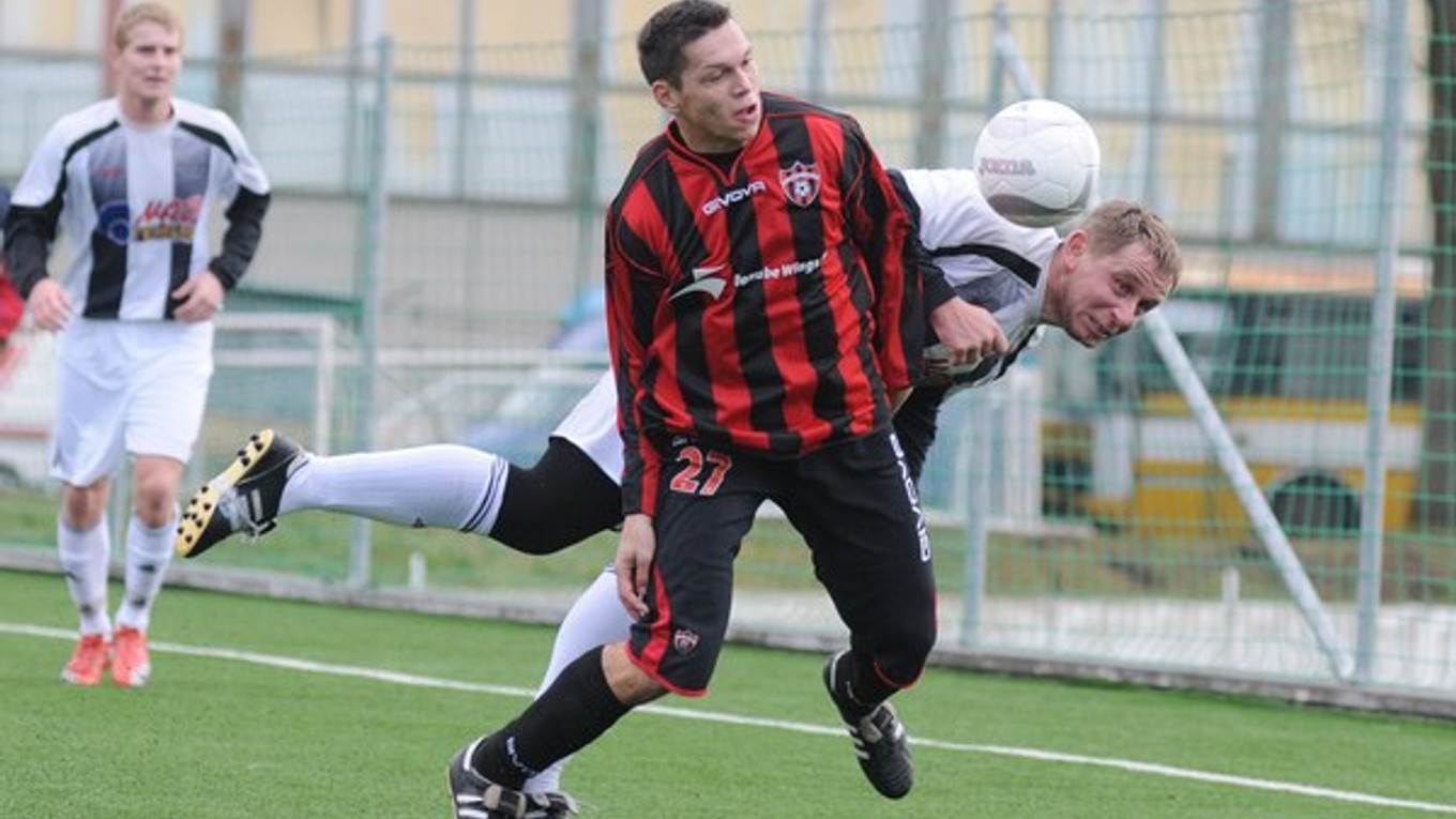 Dištancovaný Marián Dirnbach v drese Myjavy hlavičkuje za Bicákom v drese Spartaka Trnava.