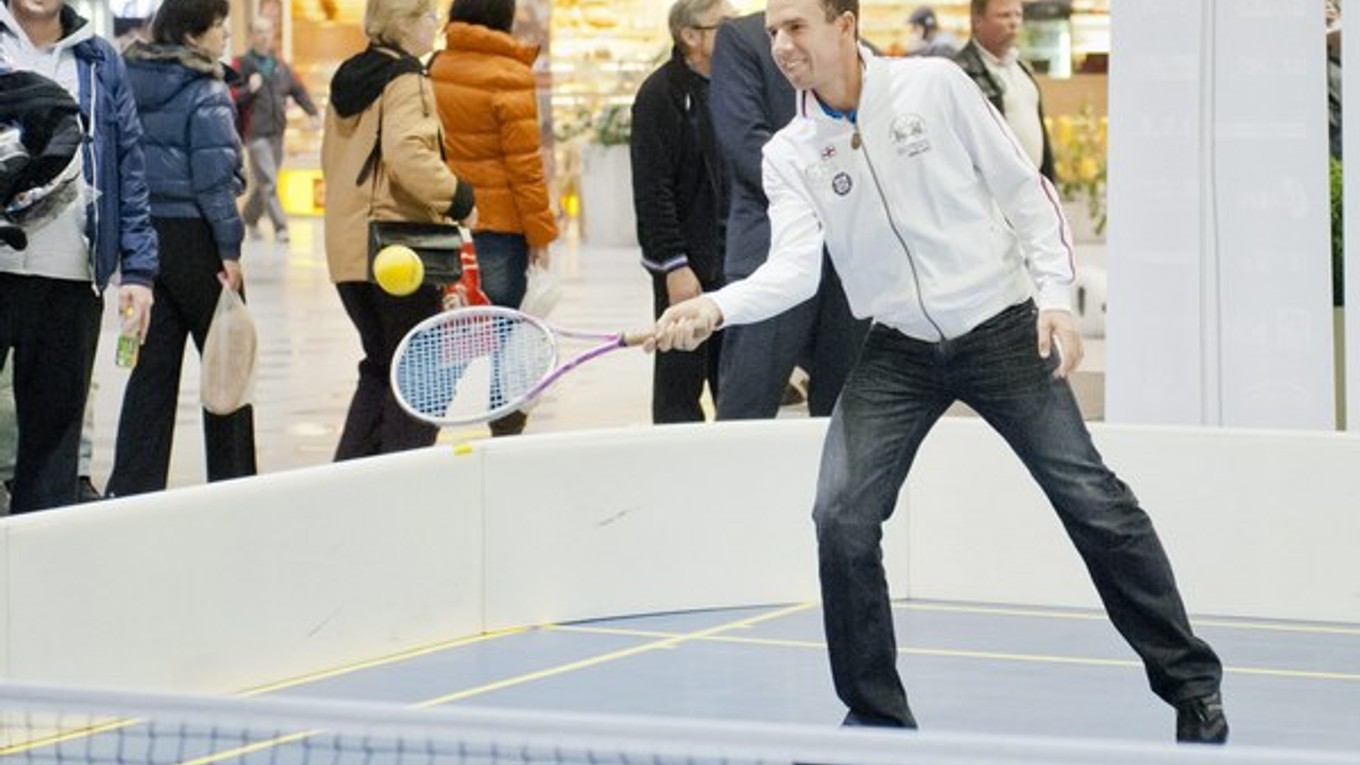 Na snímke tenista Dominik Hrbatý počas nedávneho exhibičného zápasu s divákmi.