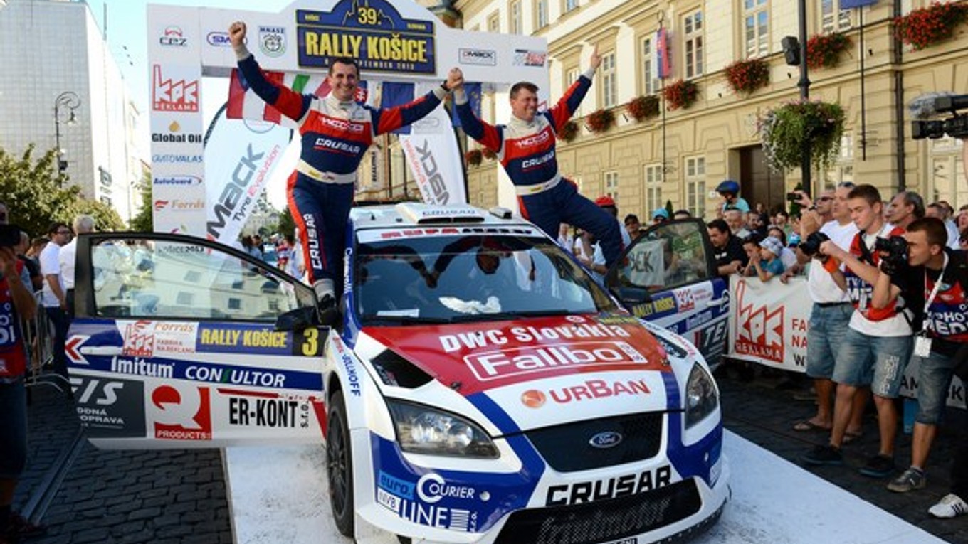Víťazná posádka Grzegorz Grzyb – Robert Hundla z Poľska na Forde Focus v Košiciach 8. septembra 2013.