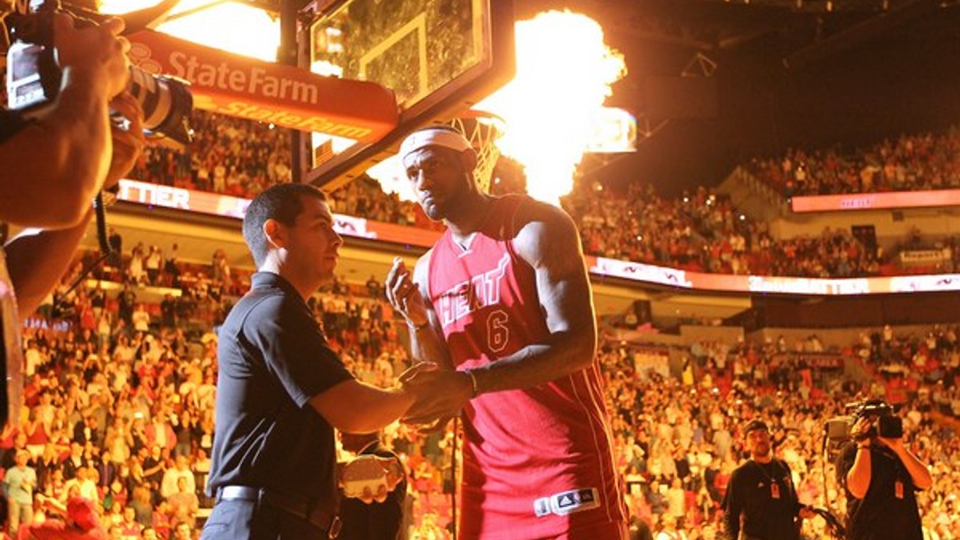 LeBron James počas predstavovania pred zápasom.