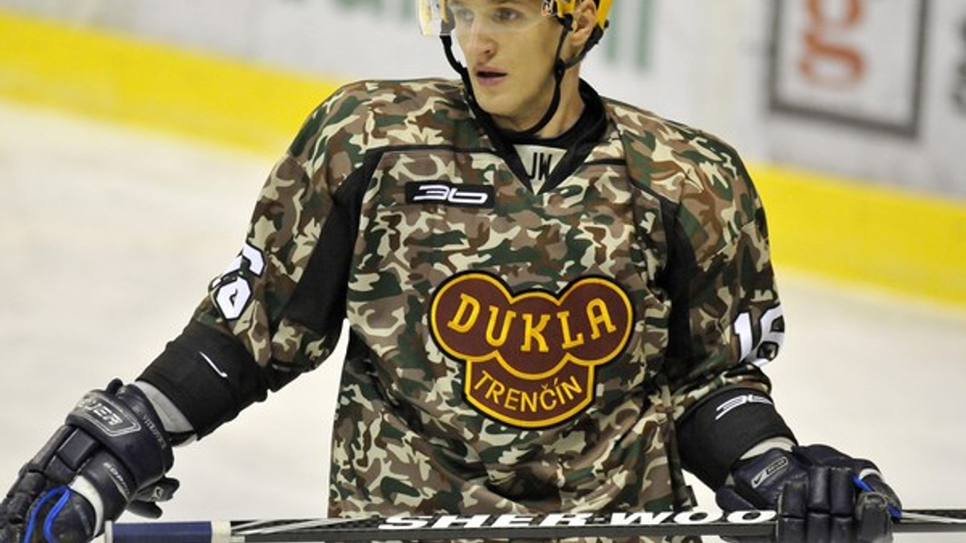 Nedávno hrali hráči Dukly vo maskáčových dresoch. Peniaze budú aj na ďalšie veci.