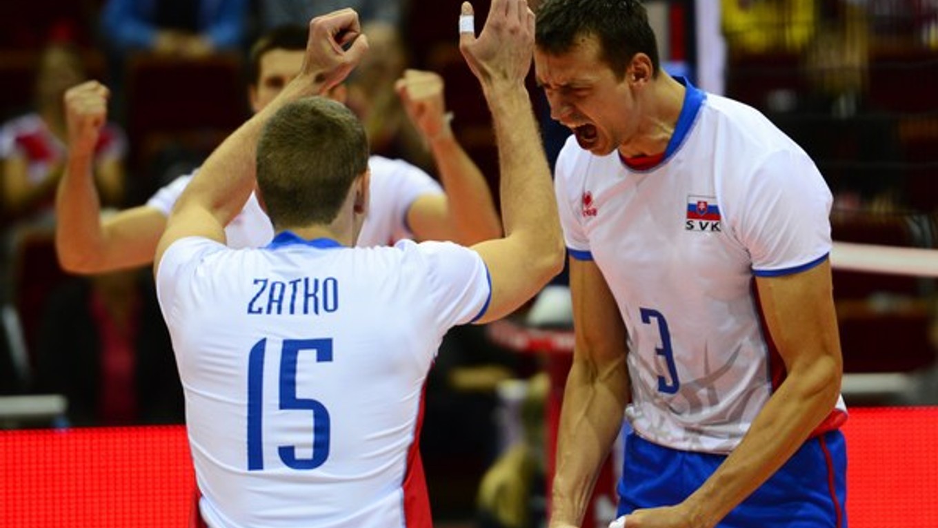 Zápas osemfinále Rusko - Slovensko na ME mužov vo volejbale v poľskom Gdańsku 24. septembra 2013. Na snímke po úspešnom smeči vpravo Emanuel Kohút a vľavo Juraj Zaťko.