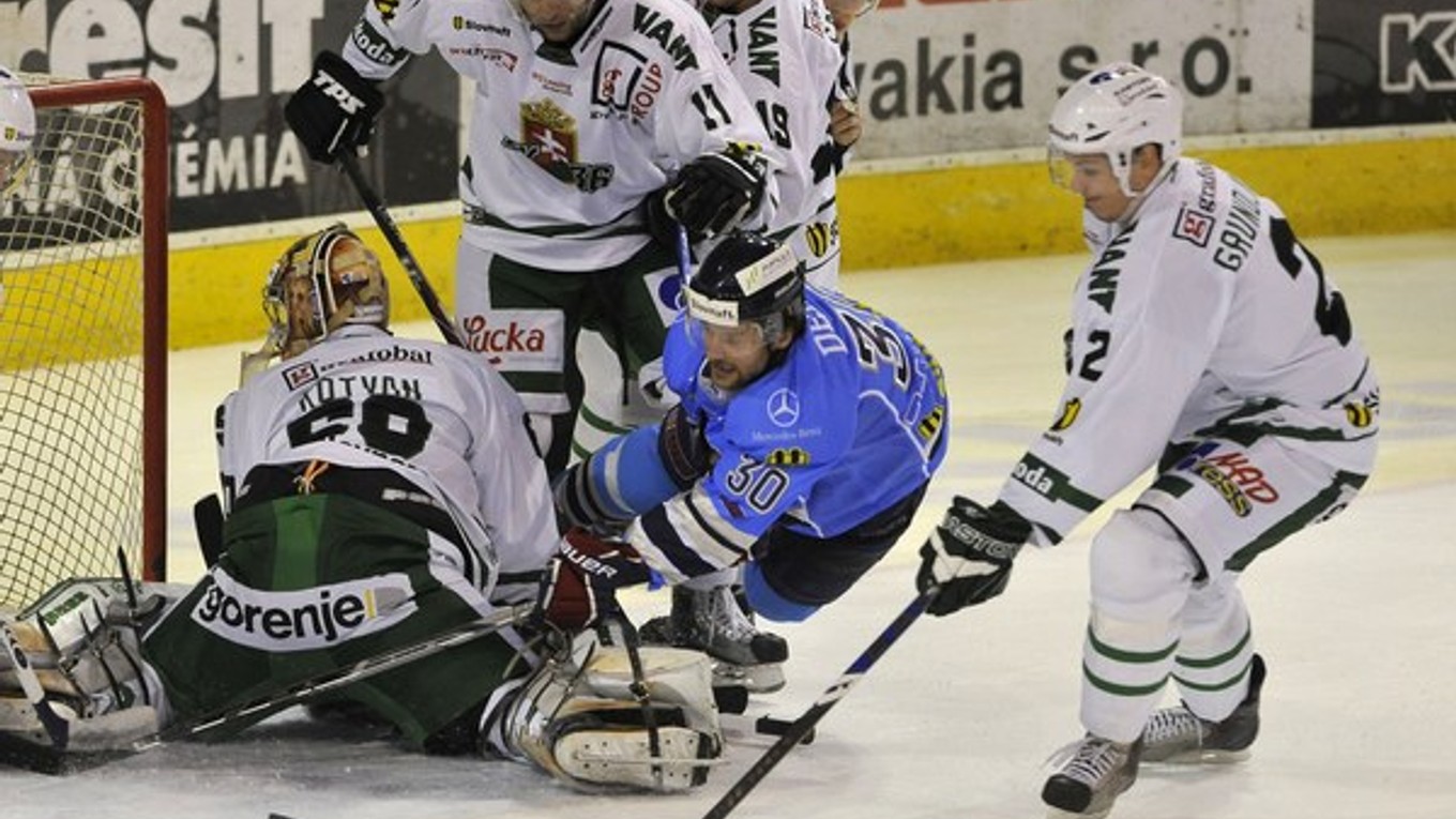 Vpravo obranca Skalice Martin Gründling na fotke z roku 2010.