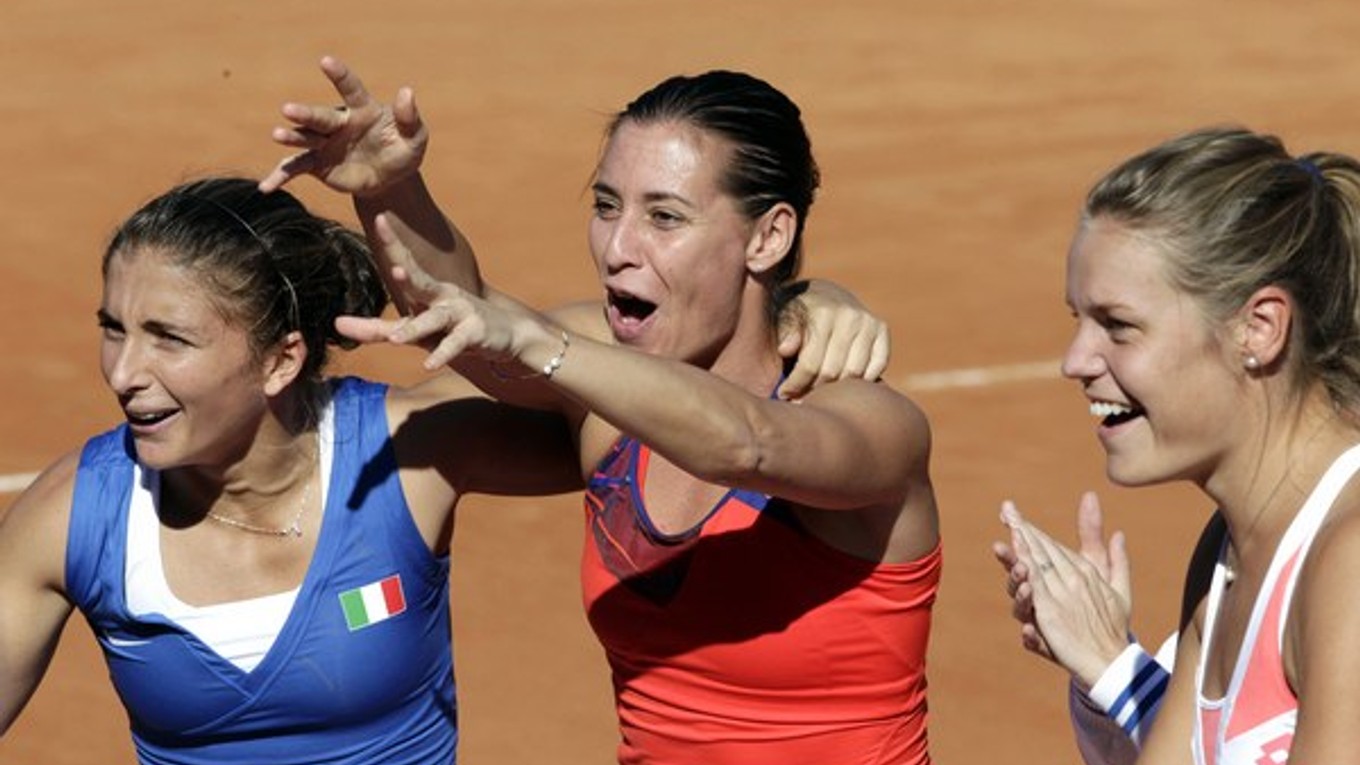 Talianske tenistky - zľava - Sara Erraniová, Flavia Pennettová a Karin Knappová. Na Hopmanovom pohári sa Pennettová takto netešila.