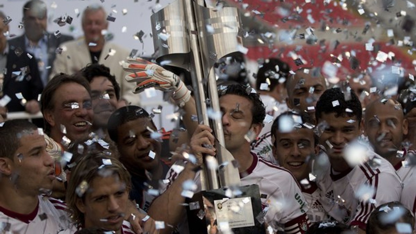 Takto hráči Fluminense oslavovali titul v roku 2012. O rok neskôr mali vypadnúť.