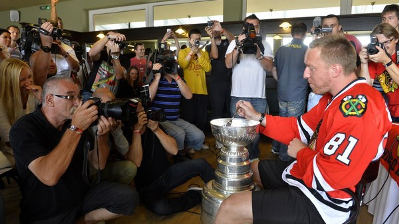 Marián Hossa degustuje pirohy zo Stanleyho pohára na tlačovej konferencii počas Stanley cup tour 2013 v lete v Trenčíne.