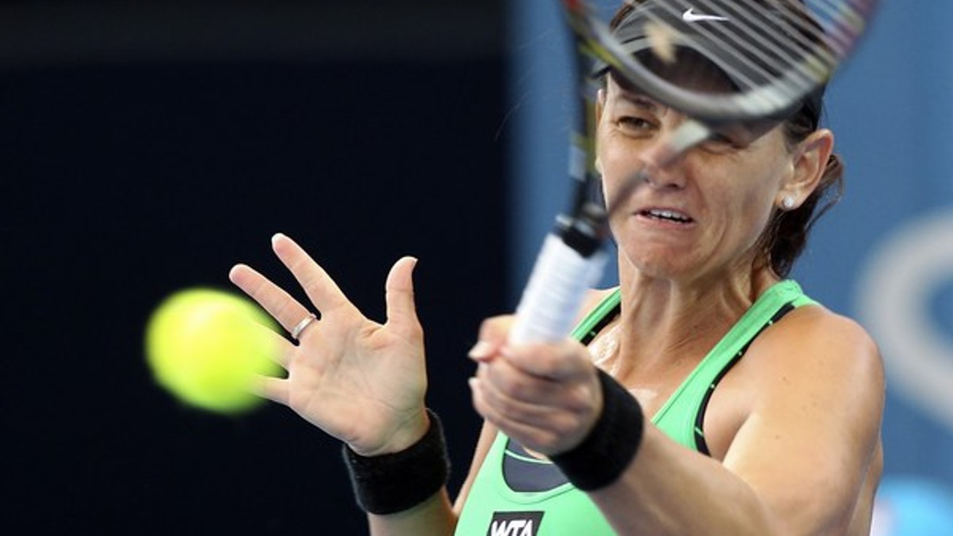 Austrálčanka Casey Dellacqua v súboji proti Galine Voskoboeve z Kazachstanu. Postúpila domáca tenistka.