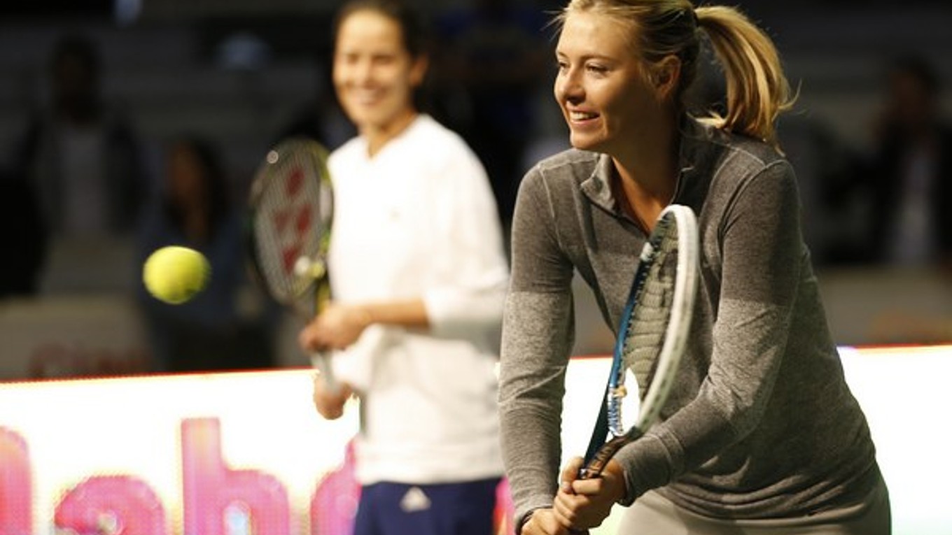 Šarapovová odvracia loptičku pred exhibičným zápasom so Srbkou Anou Ivanovičovou.
