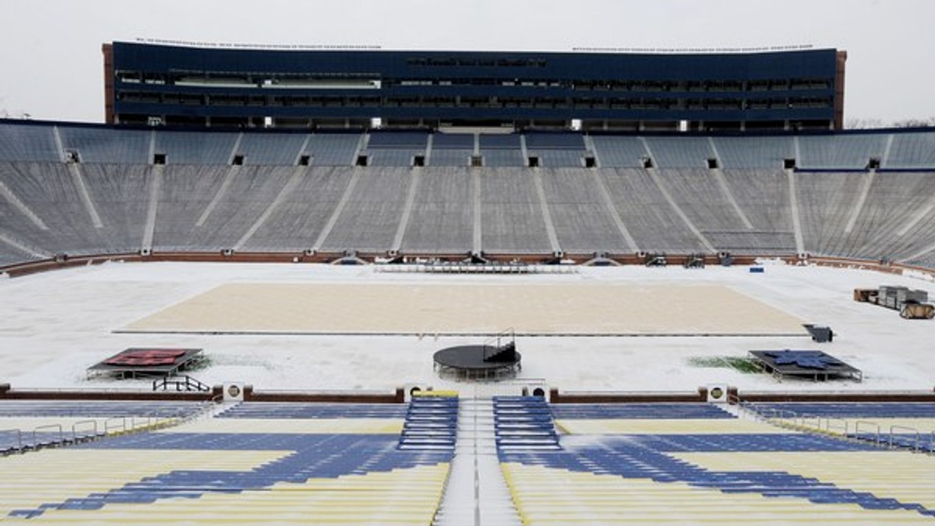 Winter Classic sa už tradične koná na otvorenom štadióne. Michigan Stadium patrí Michiganskej univerzite.