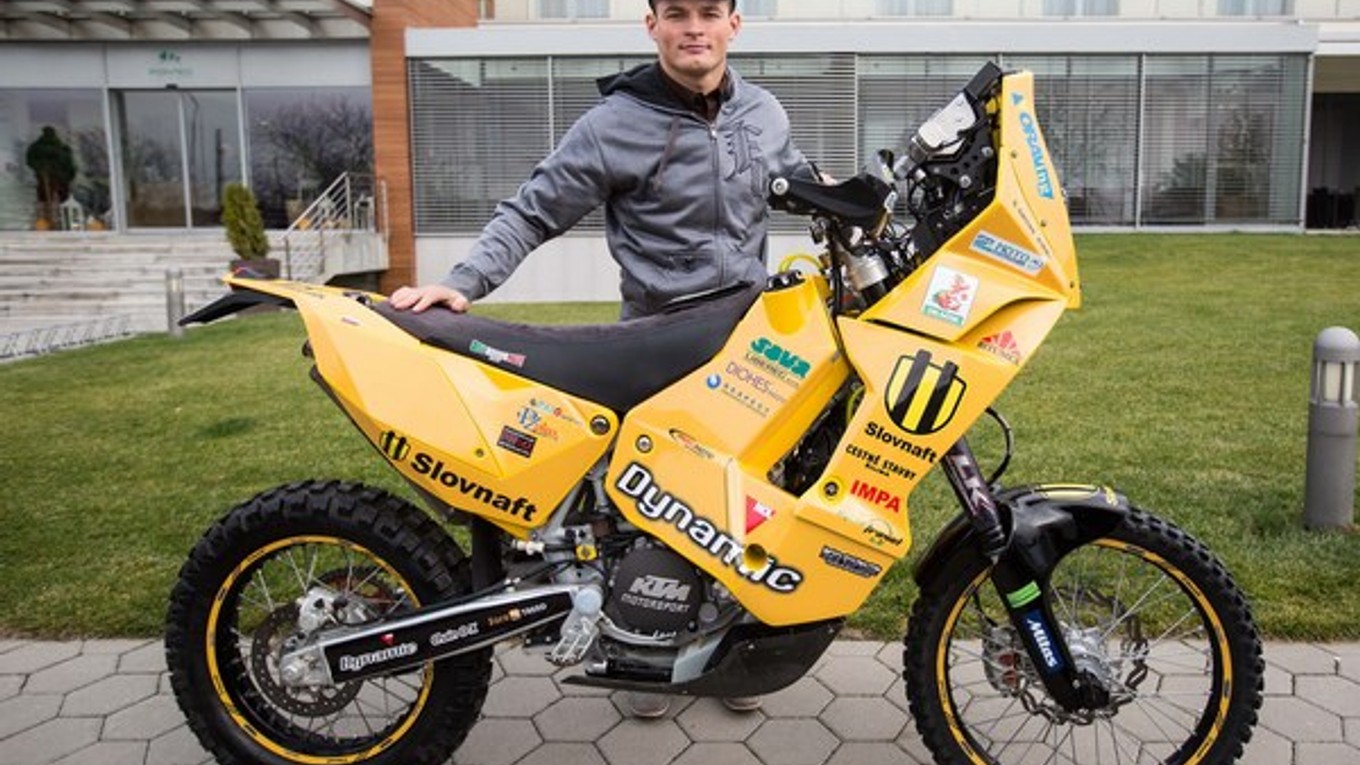 Štefan Svitko pred nalodením jeho motocykla na cestu do juhoamerického dejiska Rely Dakar 18. november 2013.