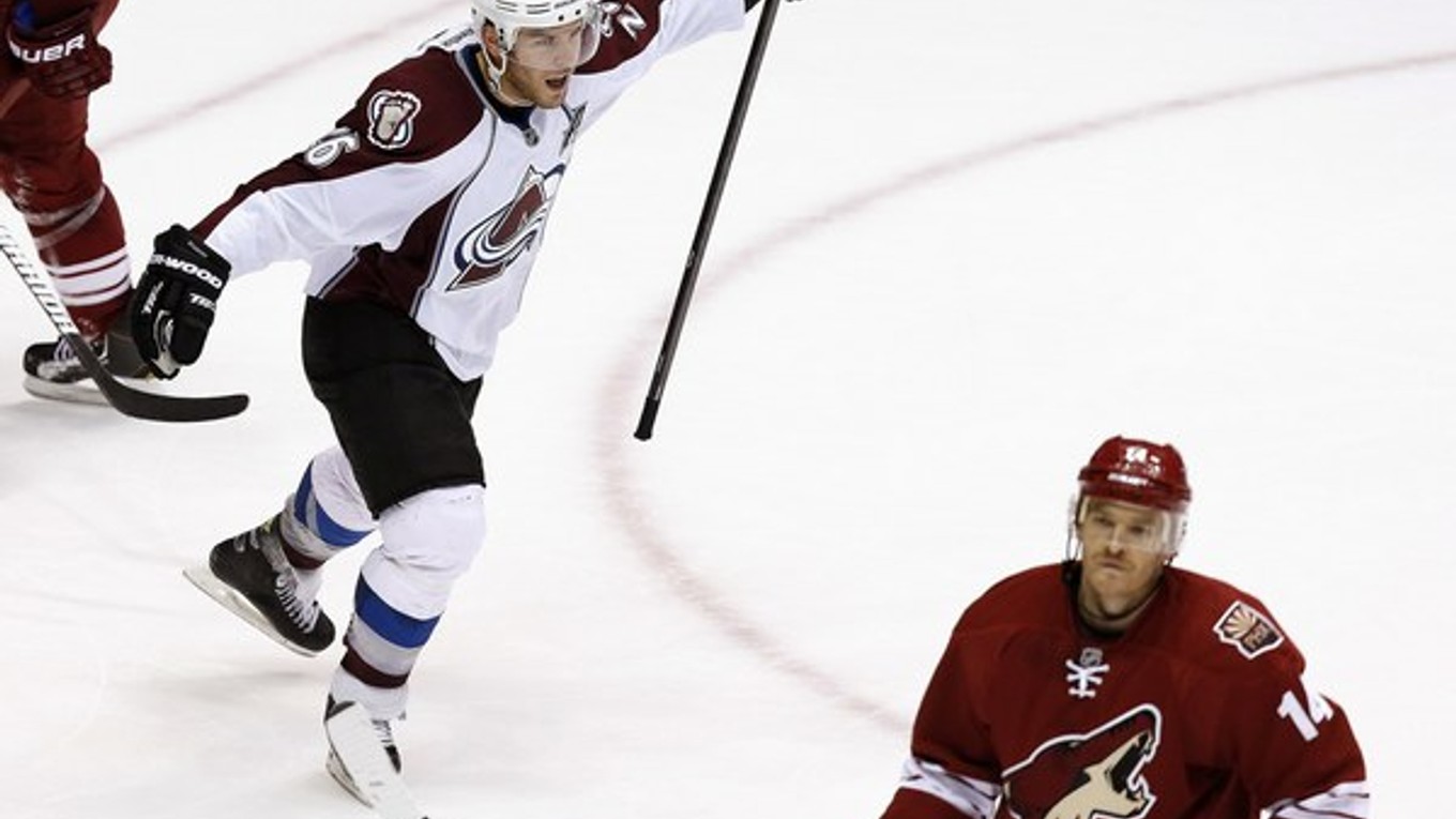 Paul Šťastný z Colorada (vľavo).