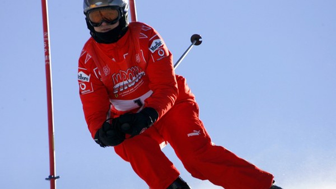 Legenda F1 Michael Schumacher utrpel ťažké zranenia po páde na lyžiach, leží v nemocnici v kritickom stave.