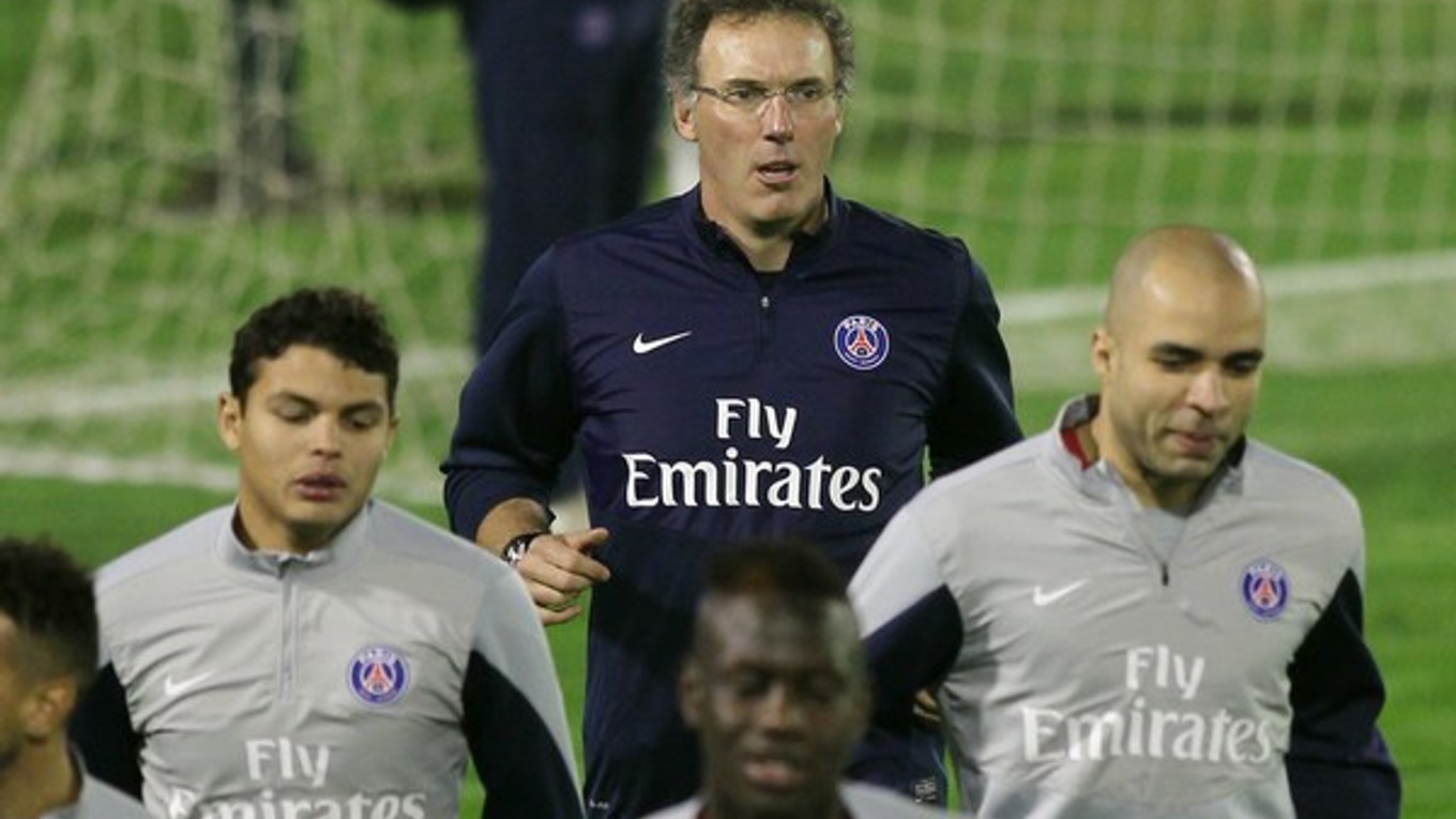 Tréner Parížu Saint Germain Laurent Blanc a jeho zverenci.