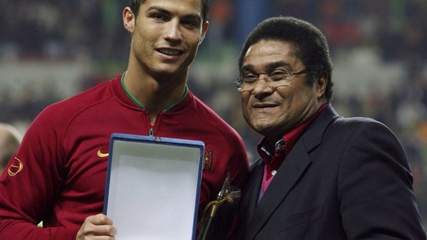 Najlepší Portugalčania. Legendárny futbalista Eusébio s hviezdou súčasnosti Cristianom Ronaldom.