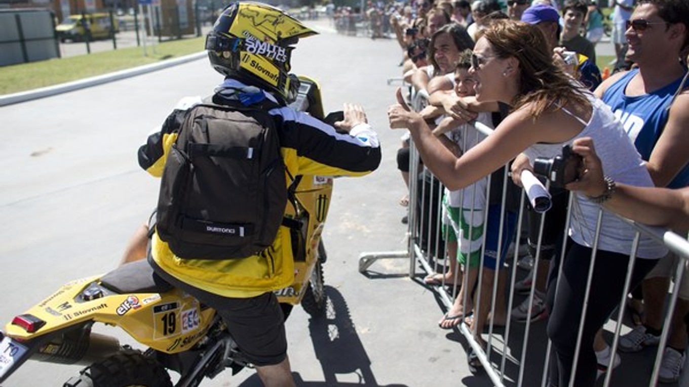 Slovenský pretekár Štefan Svitko sa víta s fanúšikmi po technickej kontrole pred štartom 36. ročníka Rely Dakar v argentínskom Rosariu.