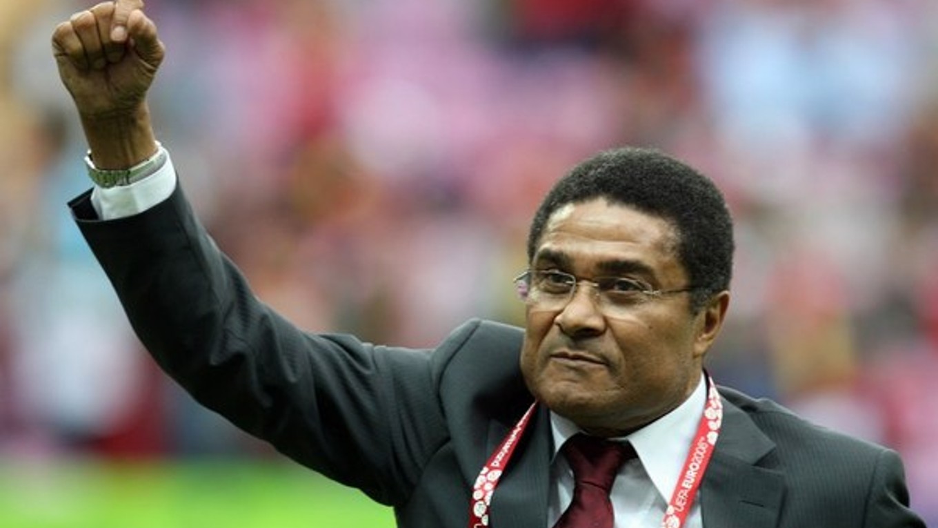 Takto Eusébio mával priaznivcom pred zápasom Portugalska na európskom šampionáte 2008.
