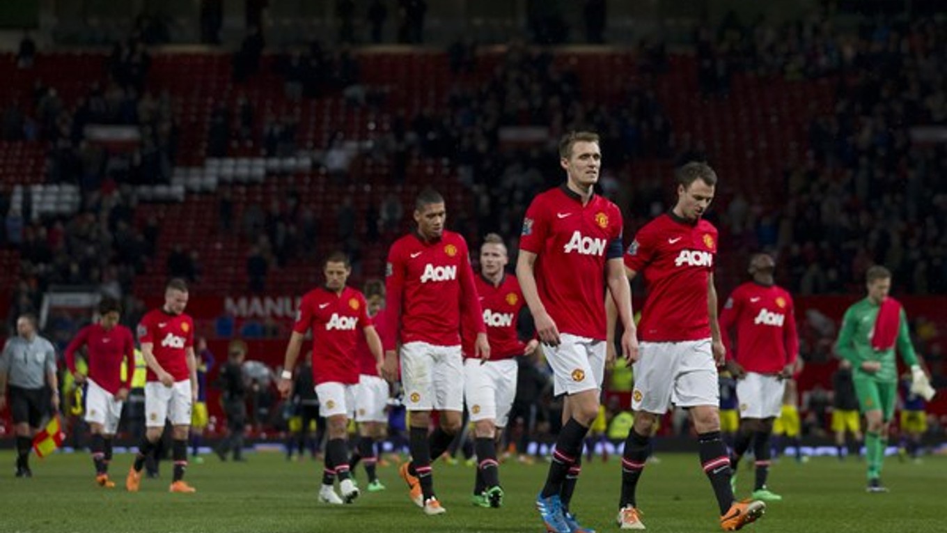 Smutní hráči Manchesteru United odchádzajú z ihriska po prehre 1:2 doma so Swansea City v 3. kole FA Cupu.