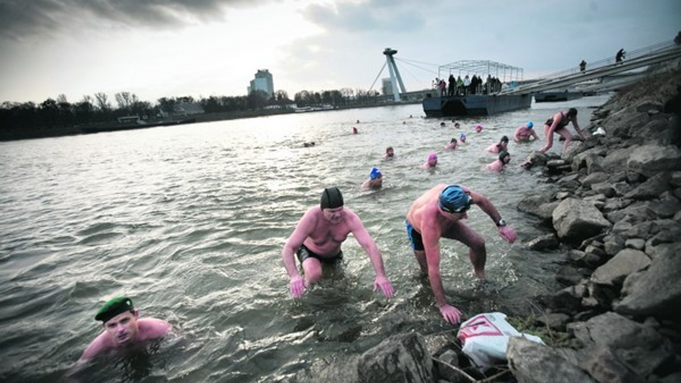 Plávanie v studenej vode je na Slovensku veľmi populárne.