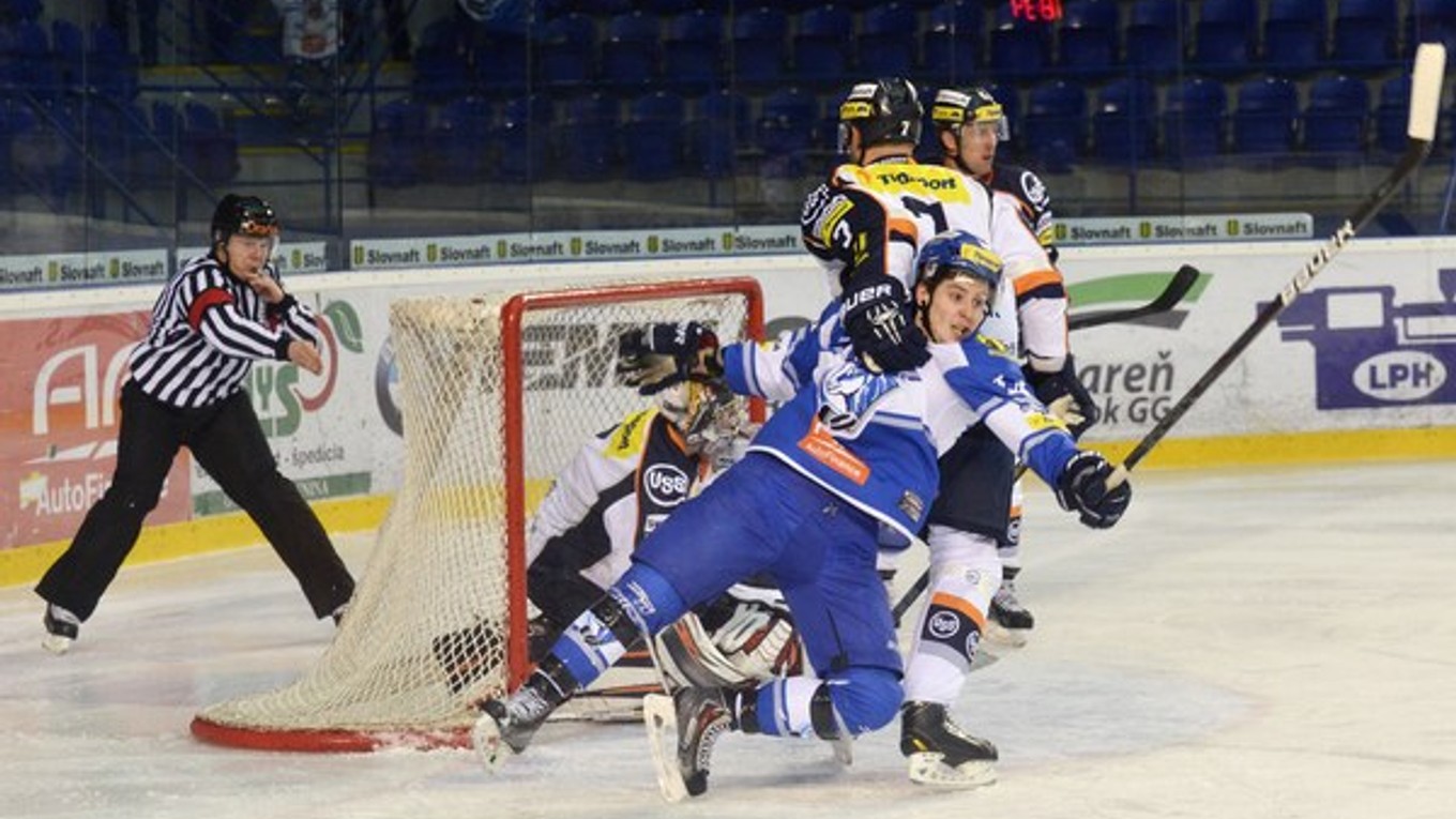 Samuel Mlynarovič z HK Poprad (v popredí) po strelení gólu proti Košiciam.