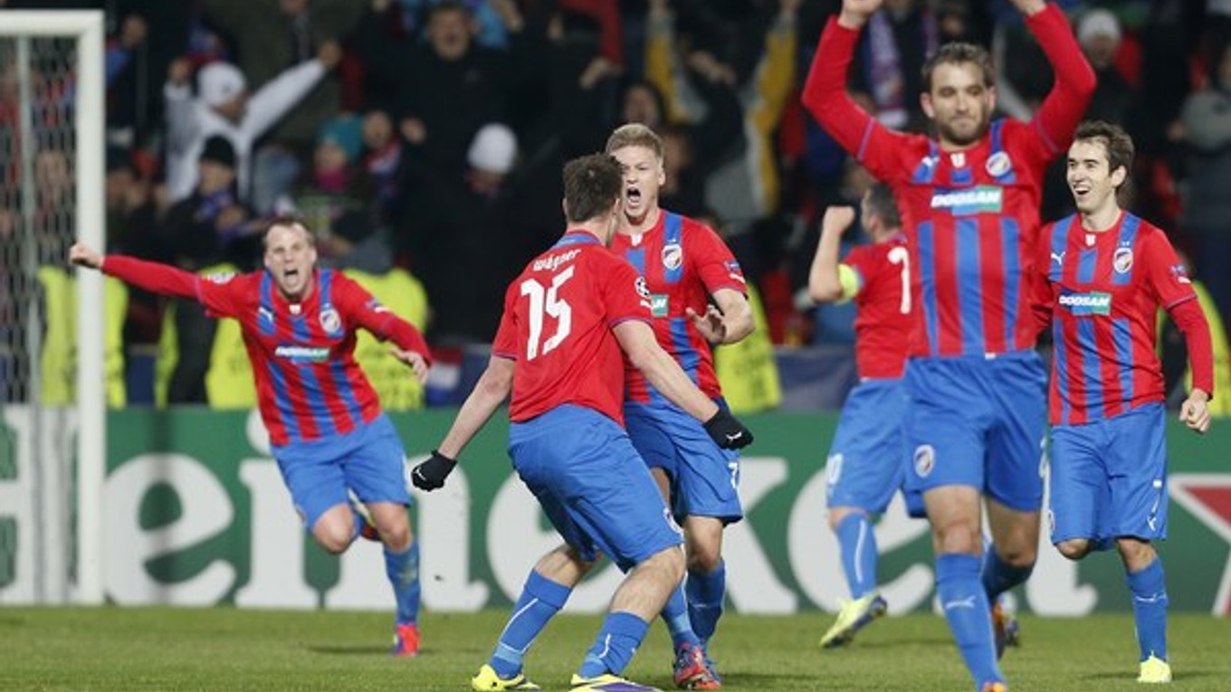 Hráči Viktorie Plzeň oslavujú víťazstvo nad CSKA Moskva v Lige majstrov.