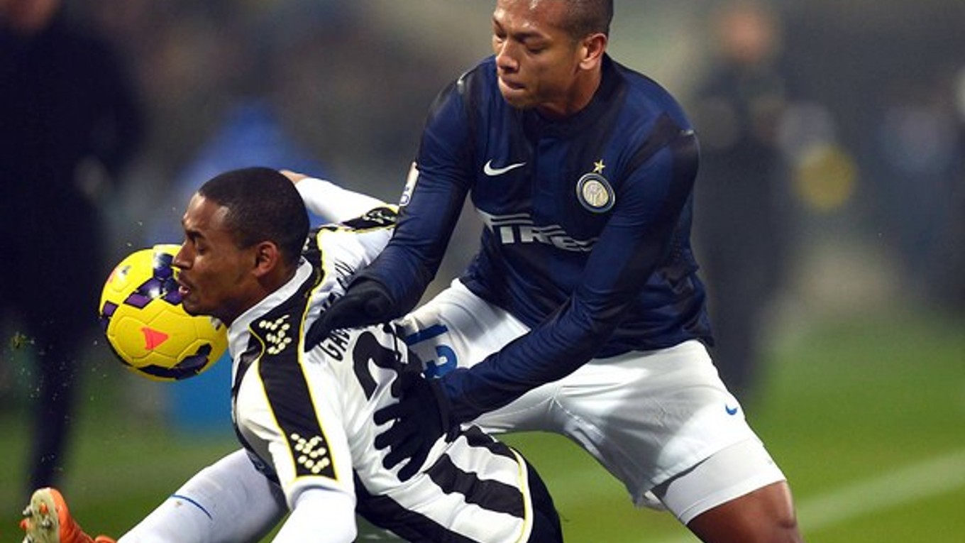 Fredy Guarin z Interu (vpravo) a Antunes Da Silva z Udinese v súboji.