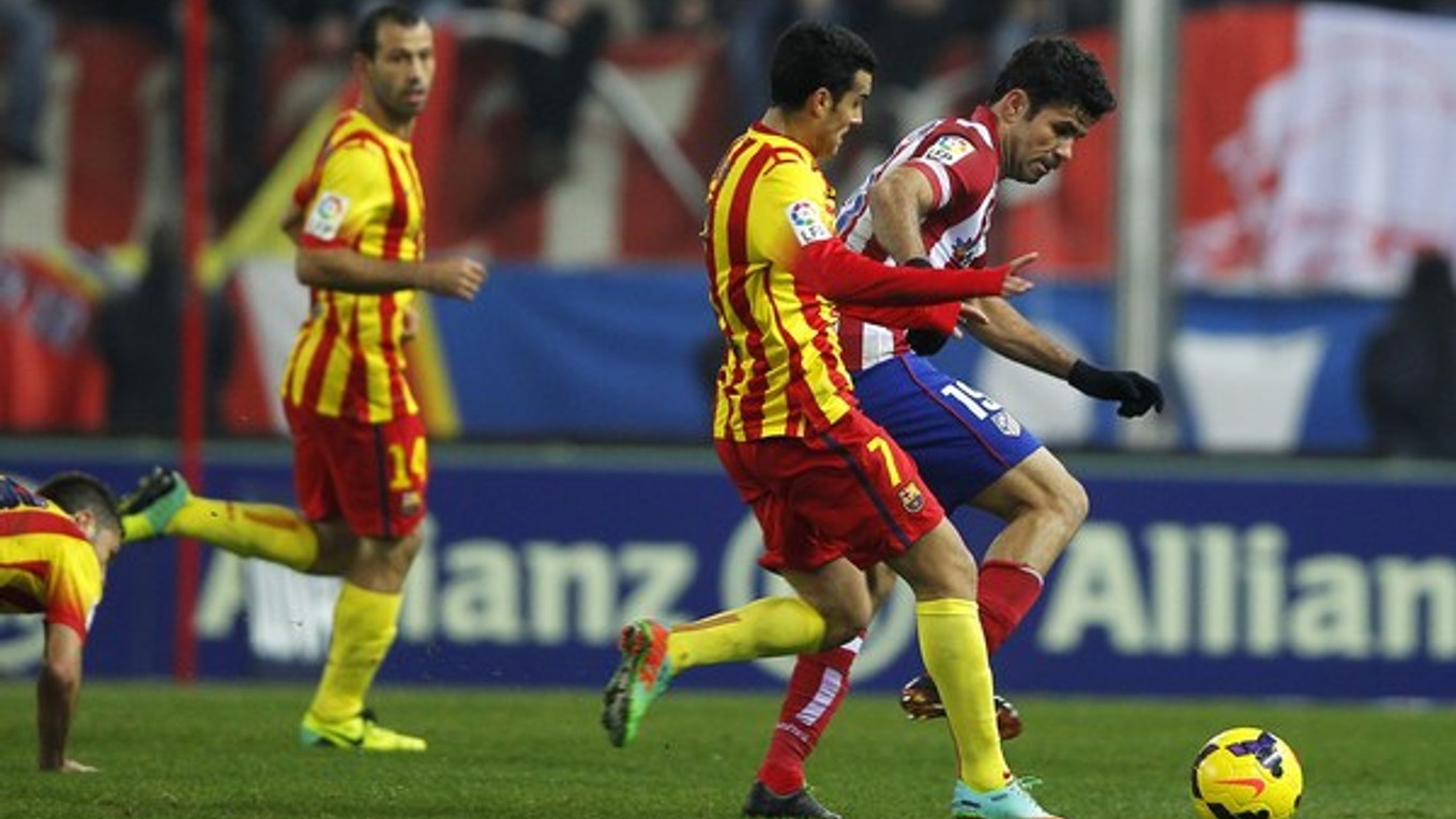 Vziať loptu Diegovi Costovi (Atlético) v bielo-červenom sa snaží Pedro (Barcelona).