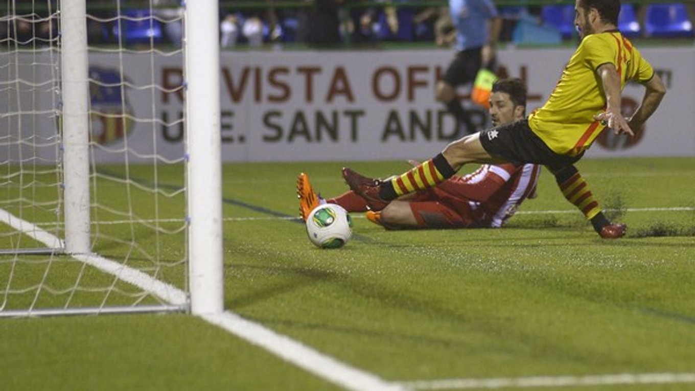 David Villa z Atletica strieľa jeden zo svojich gólov do sietí súperov. Ilustračná snímka.