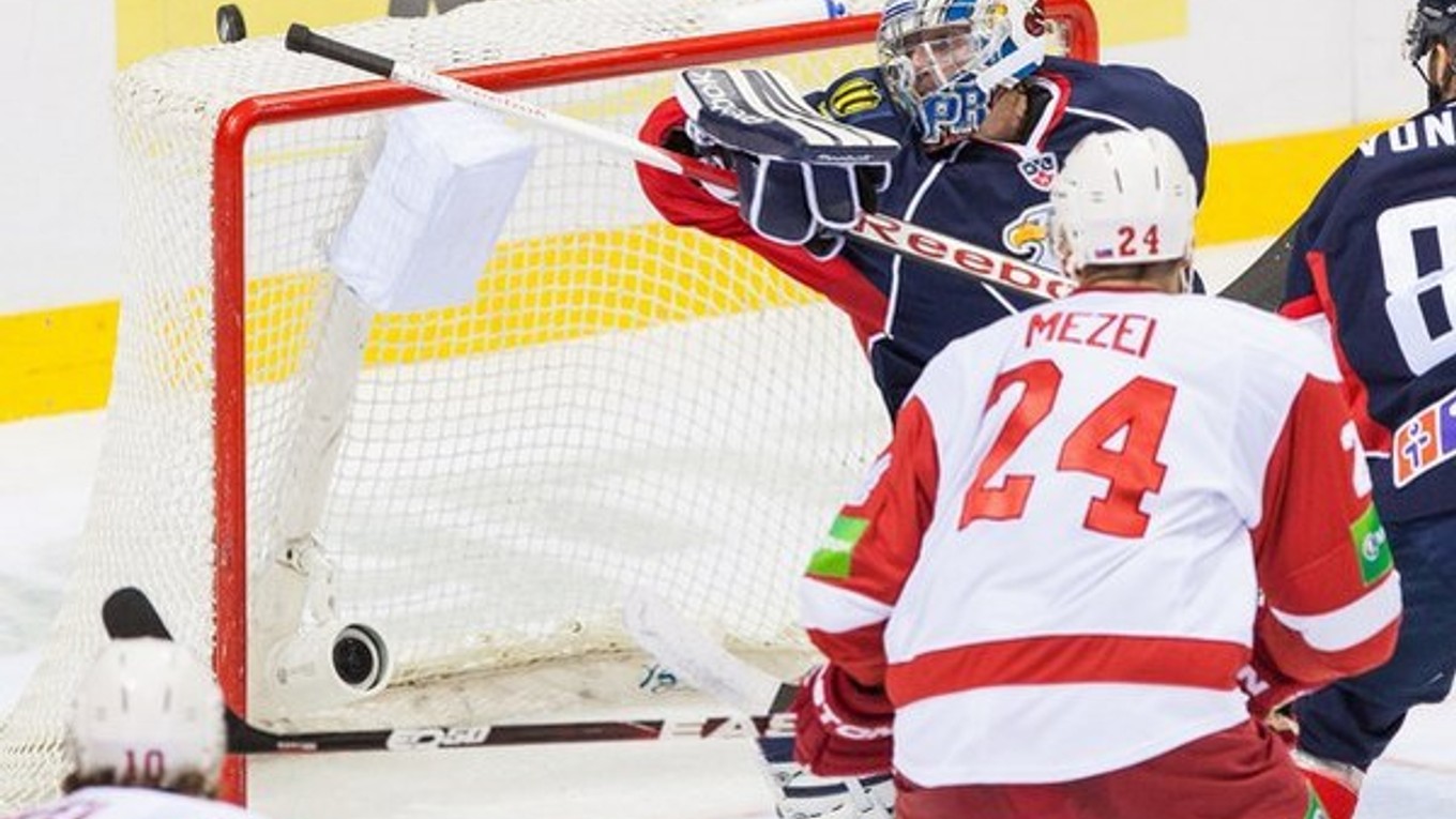 Hráč Podolsku Branislav Mezei (vpredu) a brankár Slovana Miroslav Kopřiva (vzadu).