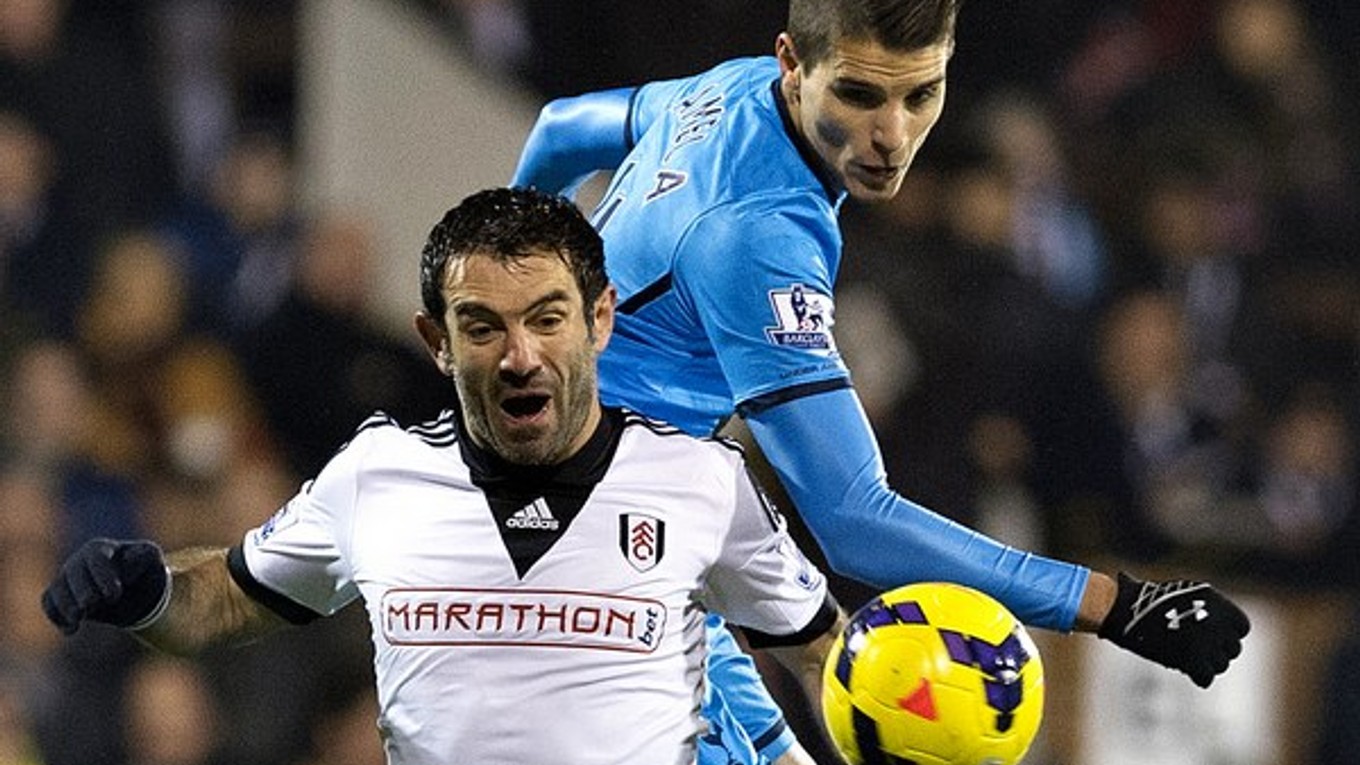 Erik Lamela (v modrom) v súboji o loptu s Karagounisom z Fulhamu.