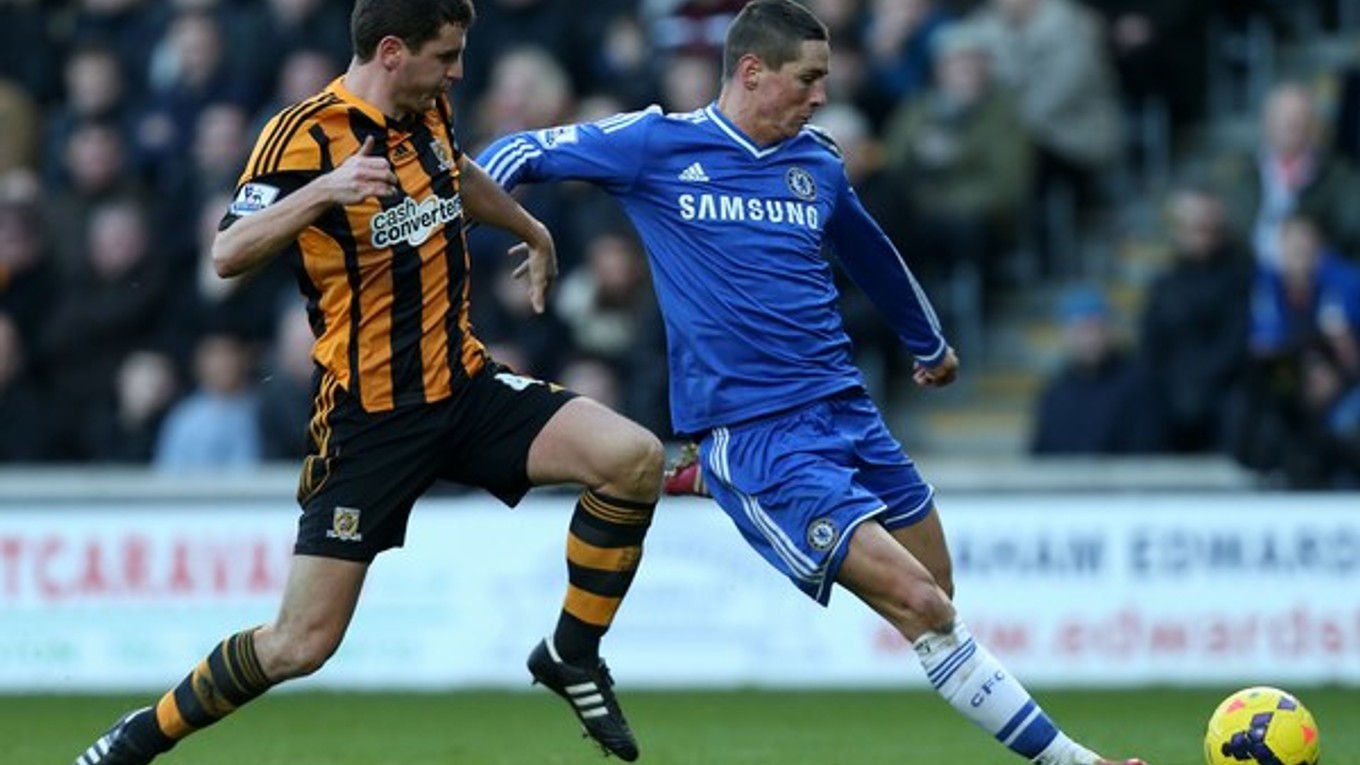Alex Bruce v súboji s Fernandom Torresom zaváhal a útočník Chelsea dal druhý gól v zápase. Hull - Chelsea 0:2.