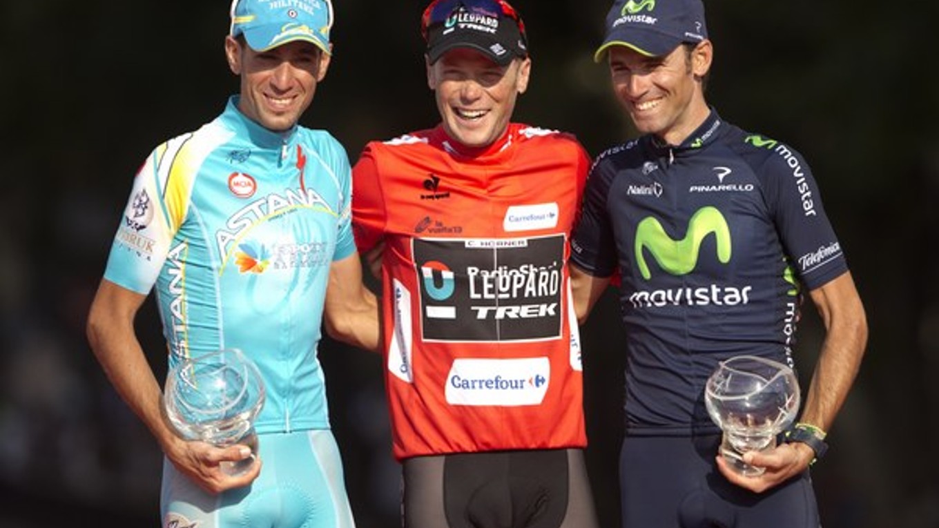 Americký cyklista Chris Horner (uprostred) pózuje po celkovom triumfe na 68. ročníku pretekov Okolo Španielska v Madride 15. septembra 2013.