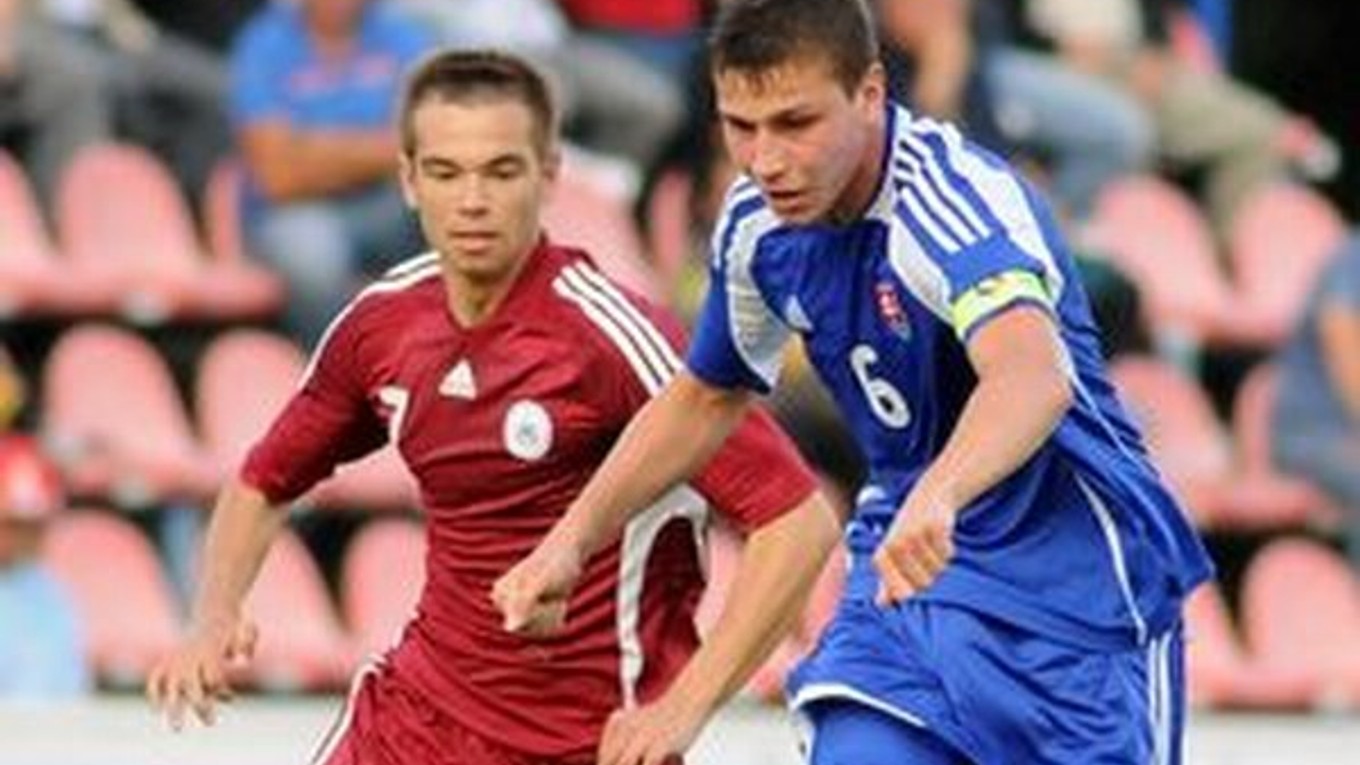 V roku 2011 v modrom drese Filip Kiss ako kapitán slovenskej futbalovej reprezentácie do 21 rokov.