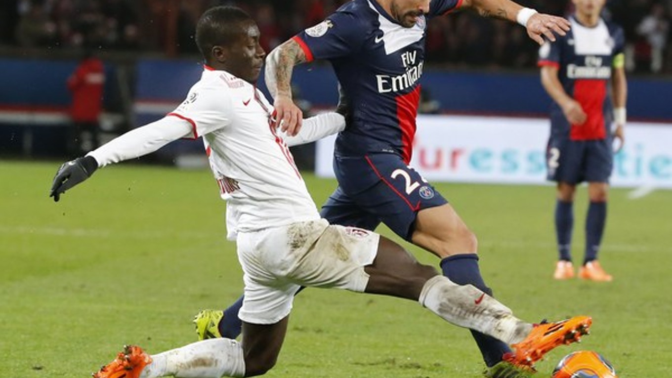 Ezequiel Lavezzi v modrom drese PSG sa presadil aj na ihrisku Ajaccioa.