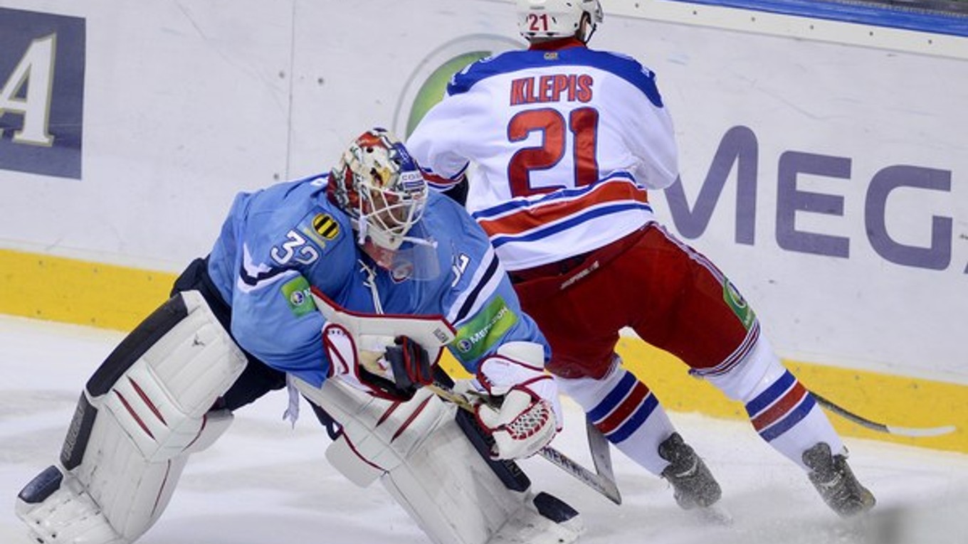 Jaroslav Janus (Slovan) a vpravo Jakub Klepiš (Lev).