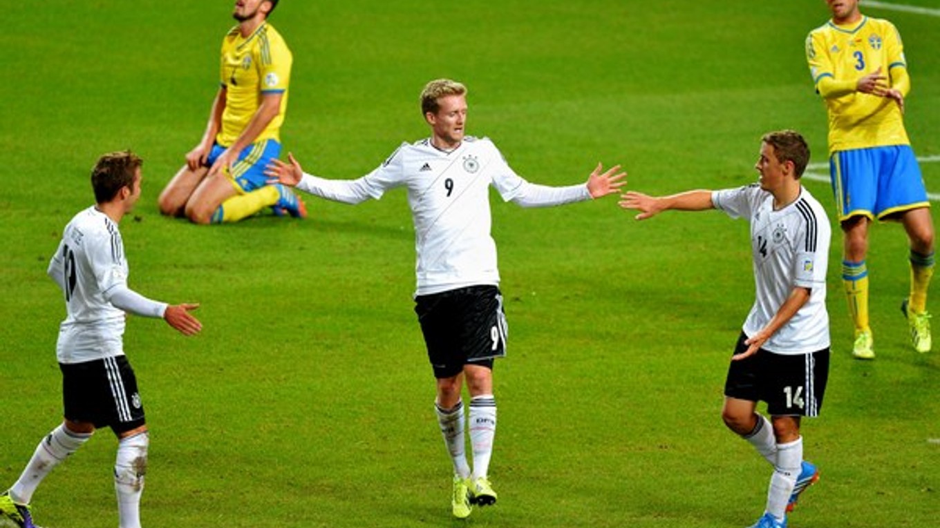 Andre Schürrle (v strede) oslavuje gól s Mariom Götzem (vľavo) a Maxom Krusem, prizerajú sa Švédi Per Nilsson (vľavo vzadu) a Mikael Antonsson.