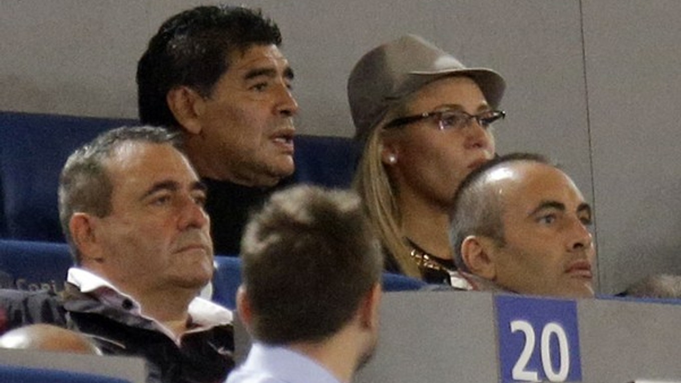 Maradona (vľavo hore) sleduje zápas AS Rím - Neapol.