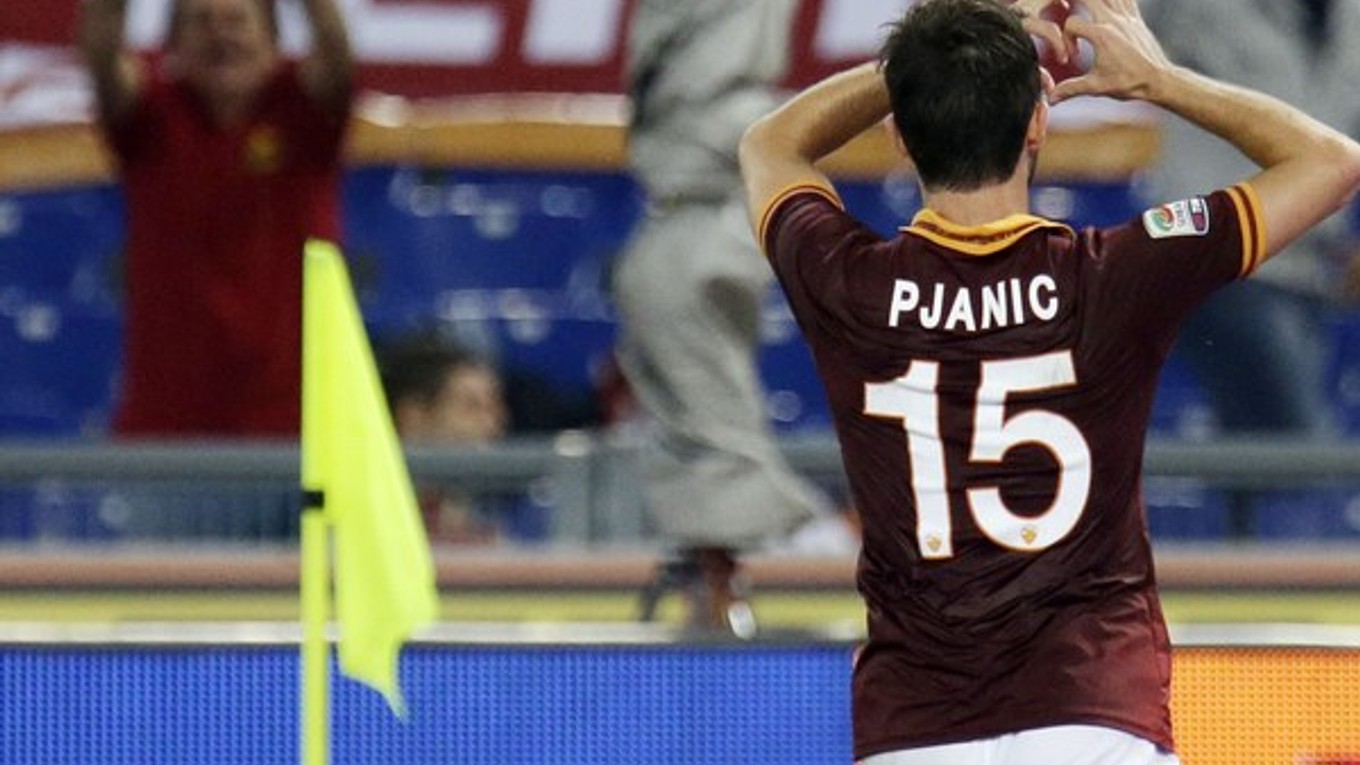 Bosniak Miralem Pjanič oslavuje gól.