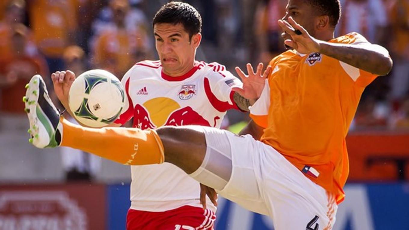 Tim Cahill (vľavo).