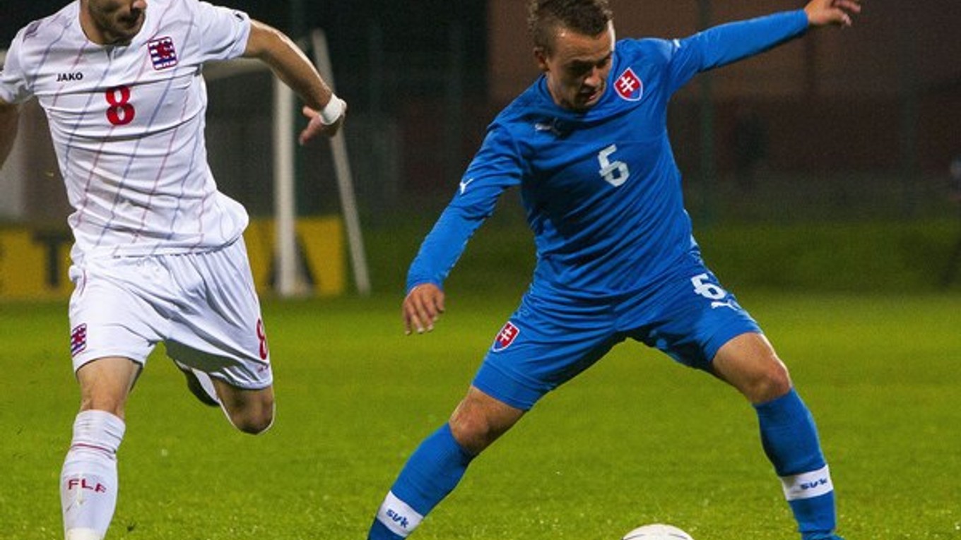 Stanislav Lobotka (vpravo) počas kvalifikačného zápasu o postup na ME 2015 Slovensko "21" - Luxembursko "21".