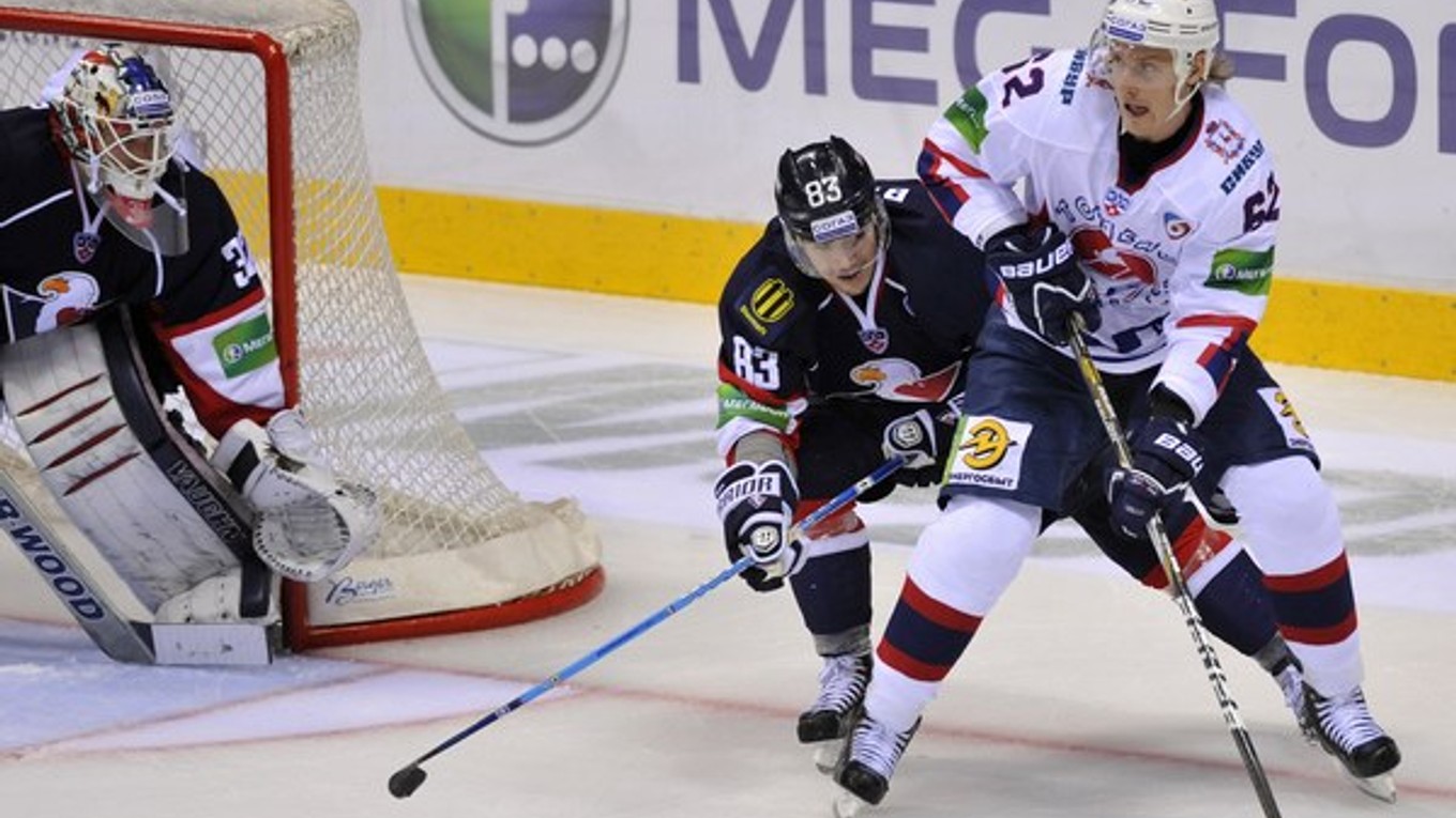 Martin Bakoš (v strede) prihral na gól.