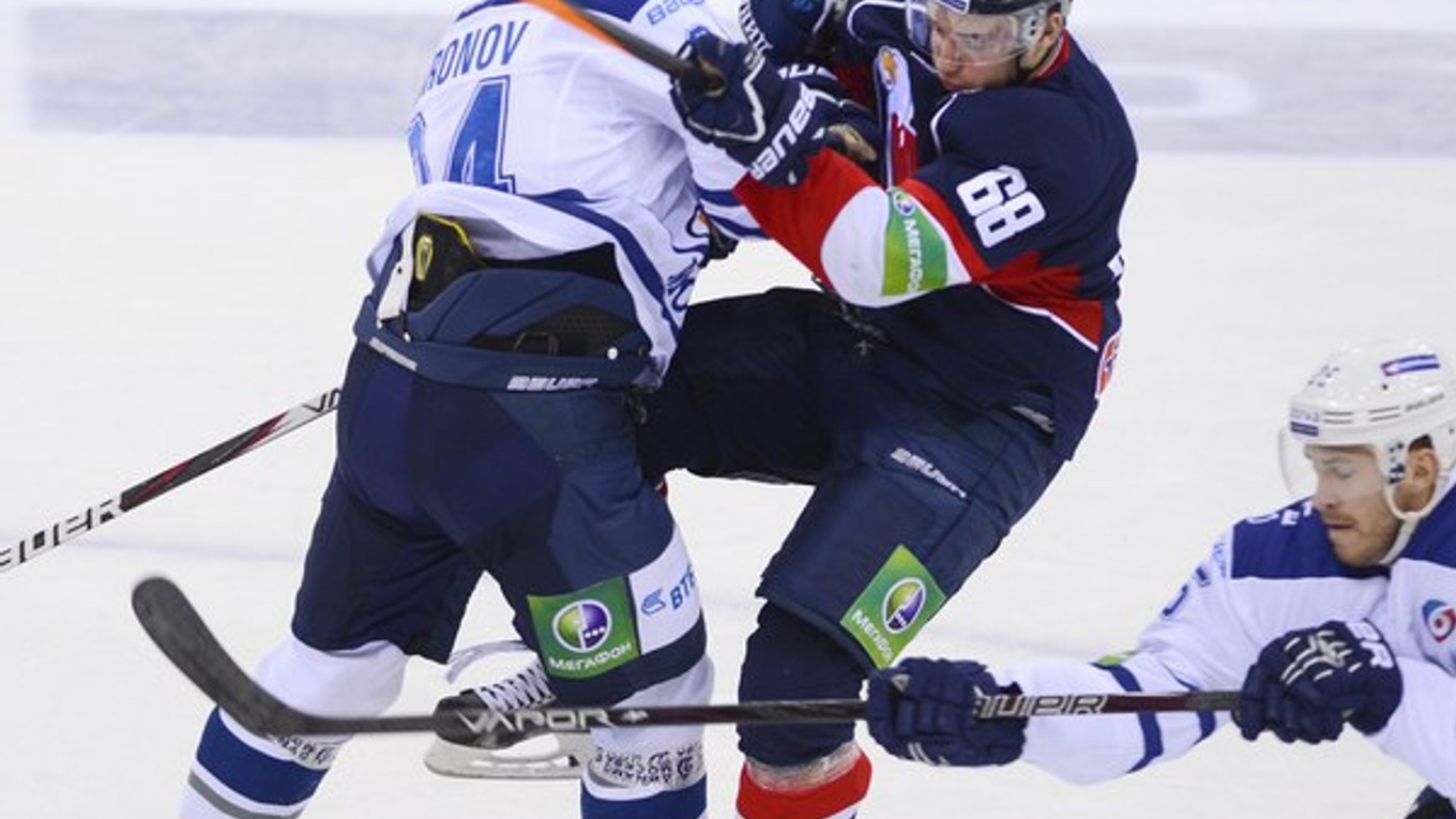 Slovanista Marko Daňo pri zrážke so súperom v zápase KHL.