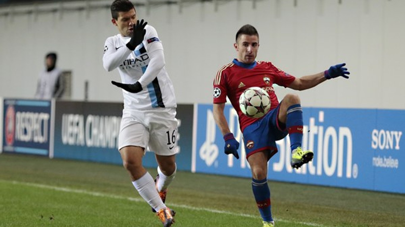 Zoran Tošič (vpravo) z CSKA a Sergio Aguero.