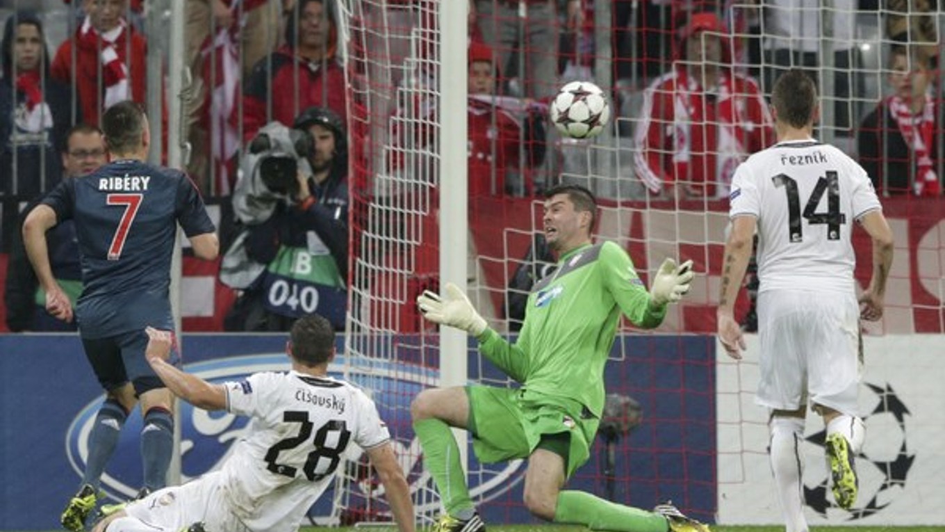 Franck Ribery dáva Kozáčikovi tretí gól Bayernu.